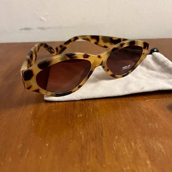 Tortoise Shell Sunglasses NWT - Picture 2 of 4
